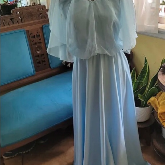 🥰🎁SOLD🎉👍Vintage 1970s Pale blue gown sheer overlay butterfly sleeves. US8. - Picture 2 of 8
